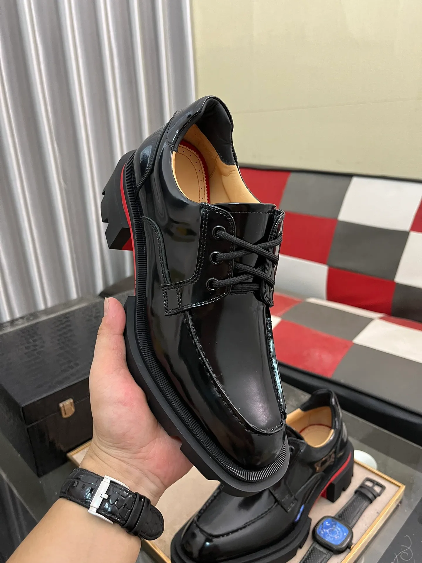 Men's shoes 💰820⌚️⌚️CL New formal leather shoes Christia* Loubouti* red-soled shoes GREGGO men's Oxford shoes Made of imported cowhide/glossy patent leather/stitched contrasting high silk suede. Three-section toe design. Iconic red outsole, the ultimate personalized shoe. Original color cowhide lining. Original Italian leather outsole; fine workmanship brings you a luxurious experience. With its neat silhouette and straightforwardness, GREGGO men's Oxford shoes are Oxford shoes born for city roaming. The elegant lines and classic silhouette exude eternal charm. The black patent leather material is exquisite and eye-catching, adding a sense of luxury to the overall look. The slender toe design is full of elegance, and matched with closed shoelaces of the same color, the sophistication is invisible. The slim sole design provides the shoes with a light foot feel, elegant steps, and a refined and elegant look. Shows outstanding texture.  Standard leather shoe size: 38-44